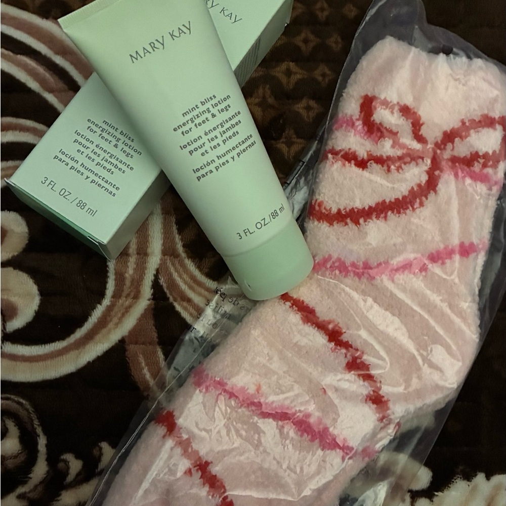 Mary Kay Mint Bliss Lotion with Soft Pink Socks